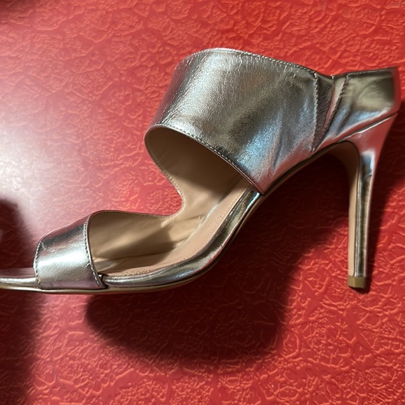 Charles by Charles David silver open toe stilettos shoes - great shape!! Heels - Picture 7 of 8